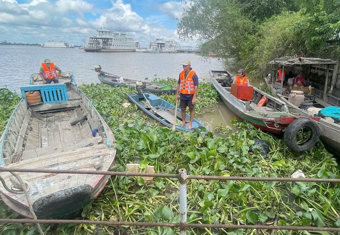 Lực lượng Cảnh sát đường thủy tổ chức cho các chủ phương tiện ký cam kết chấp hành quy định về an toàn giao thông đường thủy.