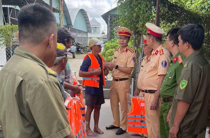Cảnh sát đường thủy tuyên truyền, tặng áo phao cho các chủ phương tiện vỏ lãi trên địa bàn phường Thanh Đức.