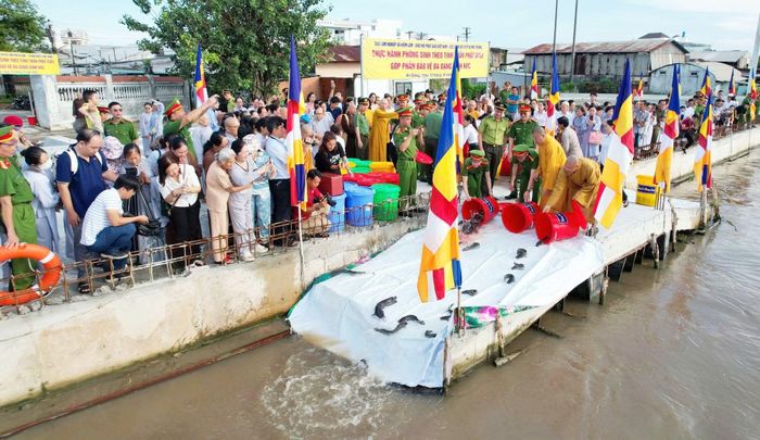 Các đại biểu cùng Tăng ni, Phật tử phóng sinh, bảo vệ nguồn lợi thủy sản.