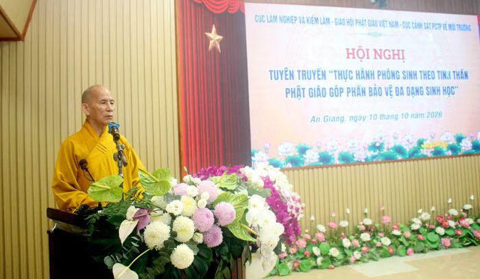 Hòa thượng Thích Thiện Thống, Phó Chủ tịch Hội đồng Trị sự, Trưởng Ban Trị sự Giáo hội Phật giáo Việt Nam tỉnh An Giang phát biểu tại hội nghị.
