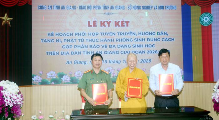 Đại diện Công an tỉnh An Giang, Giáo hội Phật giáo Việt Nam tỉnh An Giang, Sở Nông nghiệp và Môi trường tỉnh An Giang ký kết kế hoạch phối hợp tuyên truyền, hướng dẫn Tăng Ni, Phật tử thực hành phóng sinh đúng cách góp phần bảo vệ đa dạng sinh học trên địa bàn tỉnh An Giang giai đoạn 2026 - 2028.