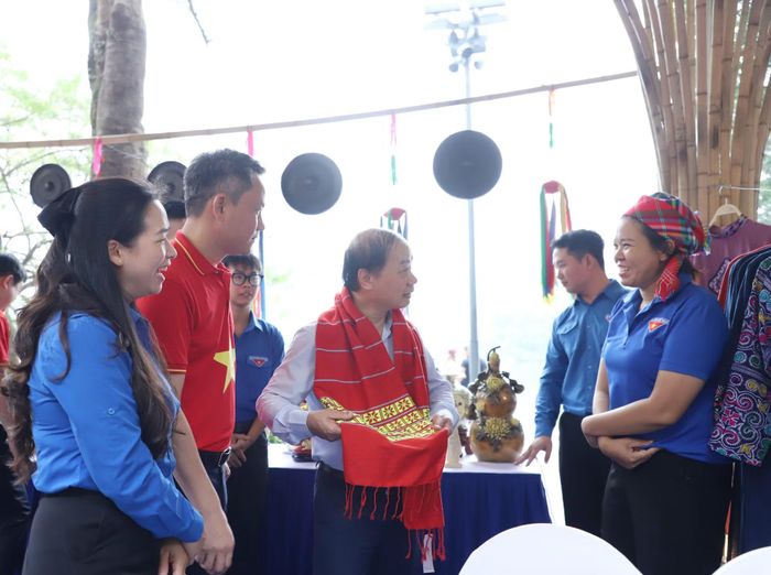 Các đại biểu tham quan gian hàng tại triển lãm "70 năm dấu ấn - tiếp nối khát vọng".