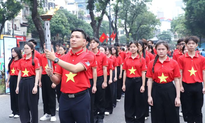 Các đại biểu thực hiện nghi thức rước đuốc và trao đuốc của Hành trình "Tôi yêu Tổ quốc tôi" 2026.