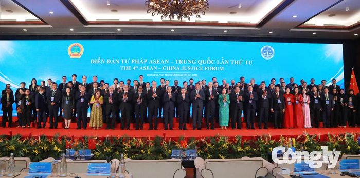Toàn thể đại biểu tham dự diễn đàn chụp ảnh lưu niệm.