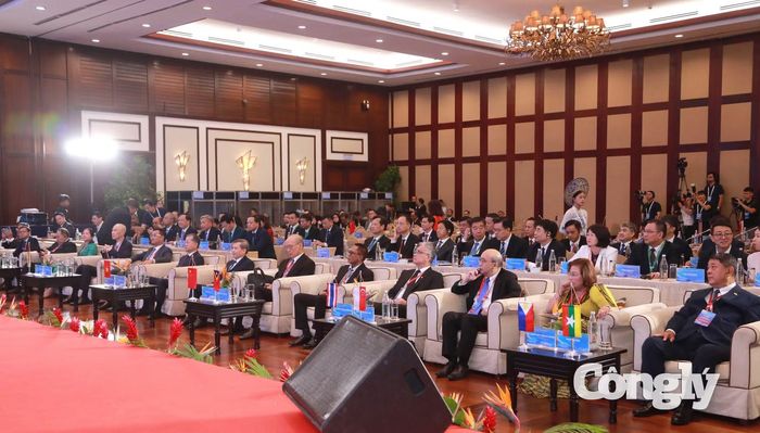 Các đại biểu dự diễn đàn.