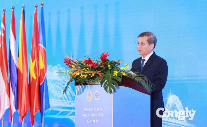 Ủy viên Bộ Chính trị, Bí thư Trung ương Đảng, Trưởng Ban Nội chính Trung ương Lê Minh Trí phát biểu chào mừng diễn đàn.