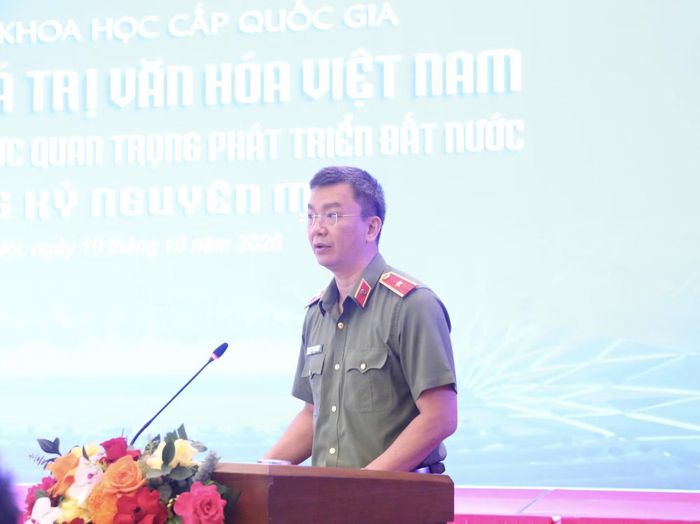 TS, Thiếu tướng Phạm Kim Đĩnh, Cục trưởng Cục Công tác chính trị tham luận tại hội thảo.