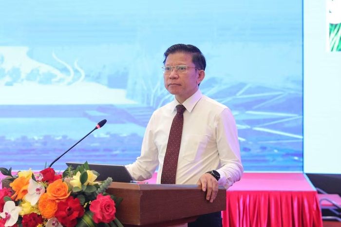 GS.TS Hoàng Anh Tuấn, Hiệu trưởng Trường Đại học Khoa học Xã hội và Nhân văn, Đại học Quốc gia Hà Nội tham luận tại hội thảo.
