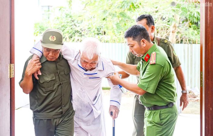 Công an và lực lượng bảo vệ ANTT ở cơ sở TP Cần Thơ hỗ trợ thân nhân liệt sĩ đi lại khó khăn đến lấy mẫu ADN.