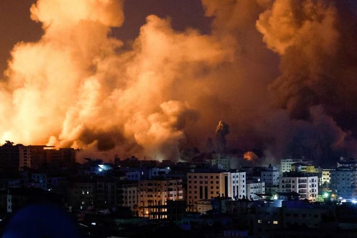 Lửa khói bốc lên dữ dội trong các cuộc tấn công của Israel tại Gaza vào ngày 9/10. Ảnh Reuters.