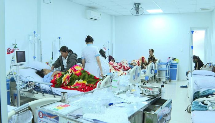Các bệnh nhân nghi ngộ độc thực phẩm được điều trị tại bệnh viện.