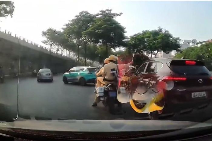 CSGT sử dụng motor tuần tra mở đường hỗ trợ người dân.