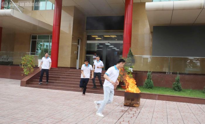 Đồng thời phối hợp lực lượng PCCC cơ sở di chuyển người, tài sản ra khỏi khu vực nguy hiểm.