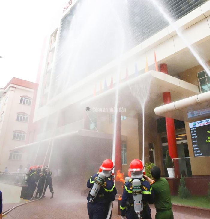 Lực lượng chữa cháy chuyên nghiệp phun nước dập tắt ngọn lửa.