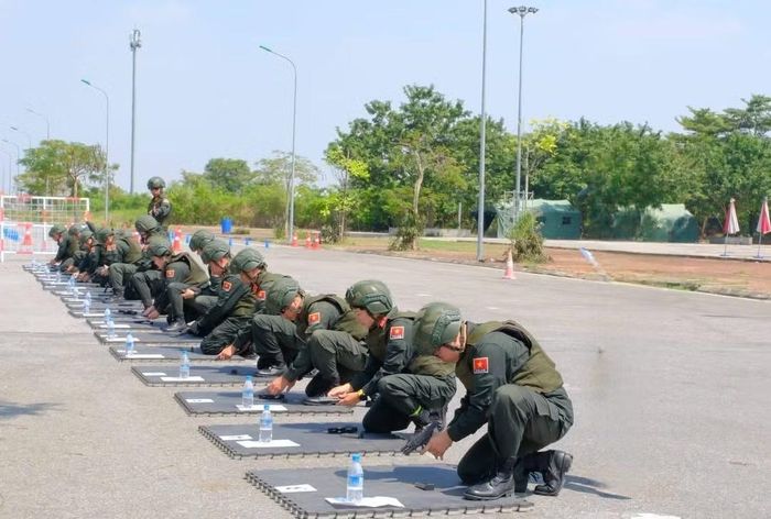  Kiểm tra kĩ năng sử dụng vũ khí,. 