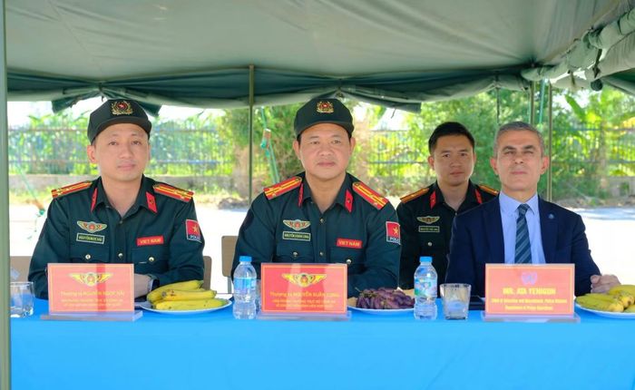 Lãnh đạo Văn phòng Thường trực Bộ Công an về GGHB LHQ cùng chuyên gia LHQ tại buổi kiểm tra.