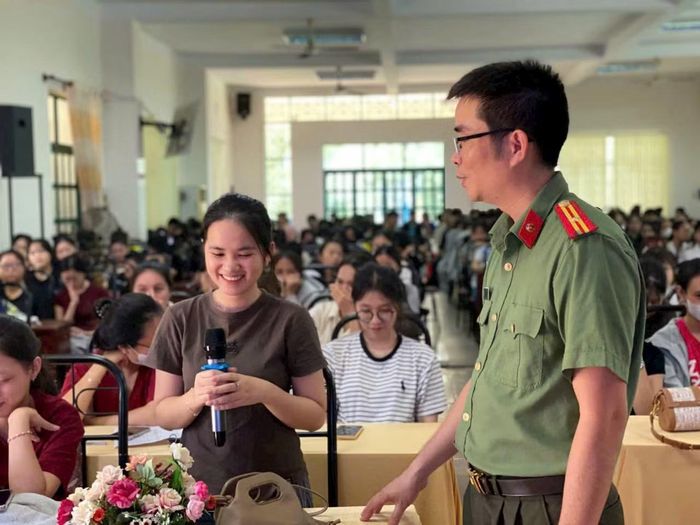 Cán bộ Phòng An ninh mạng và phòng, chống tội phạm sử dụng công nghệ cao Công an tỉnh Quảng Ngãi tuyên truyền kỹ năng sử dụng mạng xã hội văn minh, an toàn và nhận diện các thủ đoạn lừa đảo trực tuyến cho sinh viên Trường Đại học Phạm Văn Đồng.
