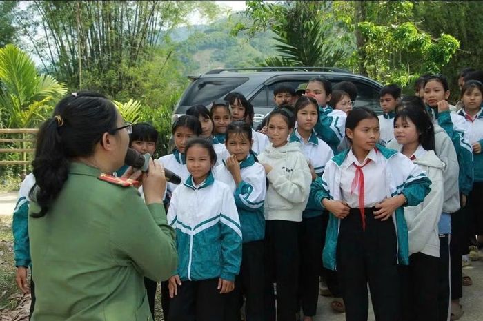 Cán bộ Phòng An ninh mạng và phòng chống tội phạm sử dụng công nghệ cao Công an tỉnh Quảng Ngãi tuyên truyền chương trình "Đồng hành cùng phụ nữ vùng cao" tại xã Sơn Kỳ, tỉnh Quảng Ngãi.
