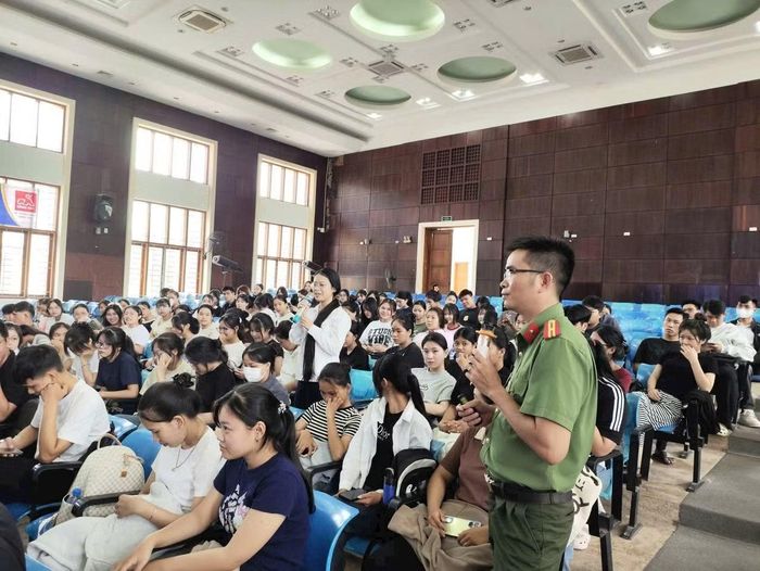 Cán bộ Phòng An ninh mạng và phòng, chống tội phạm sử dụng công nghệ cao Công an tỉnh Quảng Ngãi tuyên truyền kỹ năng sử dụng mạng xã hội văn minh, an toàn và nhận diện các thủ đoạn lừa đảo trực tuyến cho sinh viên Trường Đại học Phạm Văn Đồng.