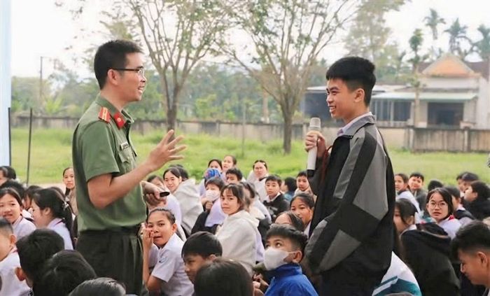 Cán bộ Phòng An ninh mạng và phòng chống tội phạm sử dụng công nghệ cao Công an tỉnh Quảng Ngãi tuyên truyền, lan toả Chiến dịch "Không một mình" năm 2025 tại Trường THCS Phước Giang (phân hiệu 1)