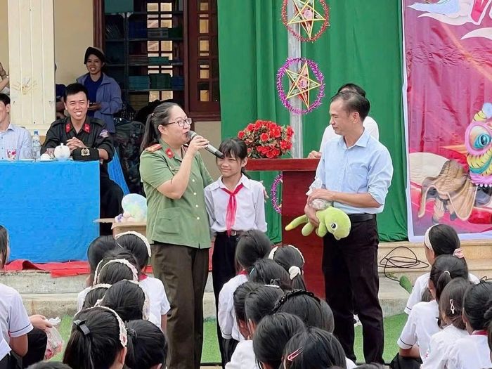 Cán bộ Phòng An ninh mạng và phòng chống tội phạm sử dụng công nghệ cao Công an tỉnh Quảng Ngãi phối hợp tuyên truyền chuyên đề "kỹ năng sử dụng mạng xã hội an toàn, lành mạnh" cho các cháu thiếu nhi tại chương trình "Vui hội trăng rằm vùng núi cao" tại xã Sơn Tây, tỉnh Quảng Ngãi.