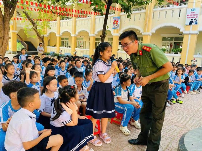 Cán bộ Phòng An ninh mạng và phòng chống tội phạm sử dụng công nghệ cao Công an tỉnh Quảng Ngãi tuyên truyền, lan toả Chiến dịch "Không một mình" năm 2025 tại Trường Tiểu học Nguyễn Nghiêm, phường Cẩm Thành, tỉnh Quảng Ngãi.