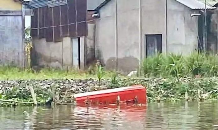 Chiếc vỏ composite bị gãy đôi.