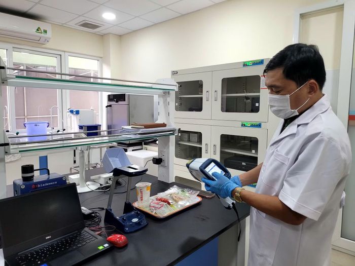 Máy huỳnh quang tia X xách tay dùng tia X bắn vào đồ ăn, thực phẩm để kiểm nghiệm cơ động, phân tích hàm lượng kim loại nặng trong thực phẩm, phục vụ kiểm nghiệm thức ăn trong công tác cảnh vệ.