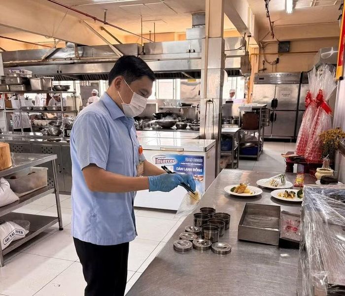 Đại úy Lê Công Văn lấy mẫu thực phẩm và kiểm tra thực phẩm tại một sự kiện quan trọng có lãnh đạo trong và ngoài nước tham dự.