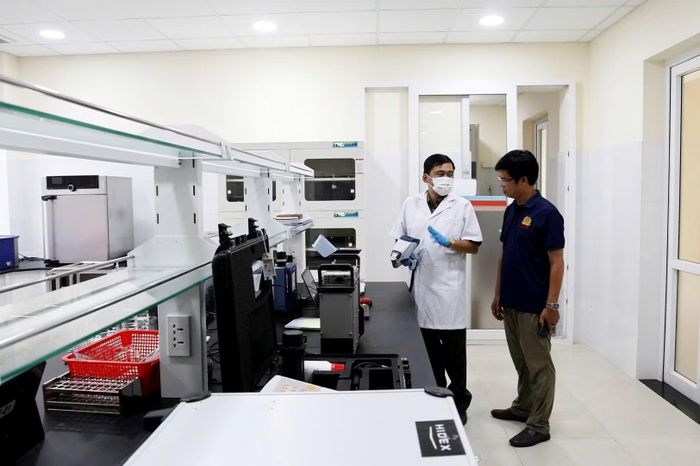 Đại úy Lê Công Văn, cán bộ Đội Kỹ thuật bảo vệ, Phòng Cảnh vệ miền Nam, trao đổi với phóng viên.