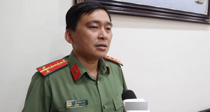 Đại úy Lê Công Văn trao đổi về công việc đặc thù của mình.