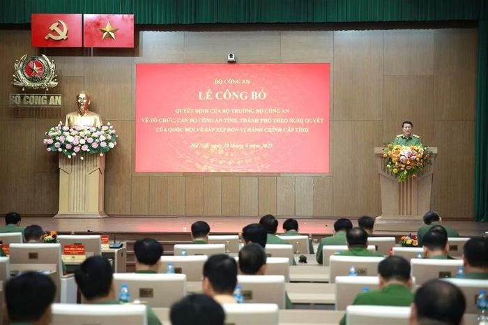 Đồng chí Đại tướng Lương Tam Quang, Bộ trưởng Bộ Công an tại Lễ công bố quyết định của Bộ trưởng Bộ Công an về tổ chức, cán bộ Công an tỉnh, thành phố theo Nghị quyết của Quốc hội về sắp xếp đơn vị hành chính cấp tỉnh.