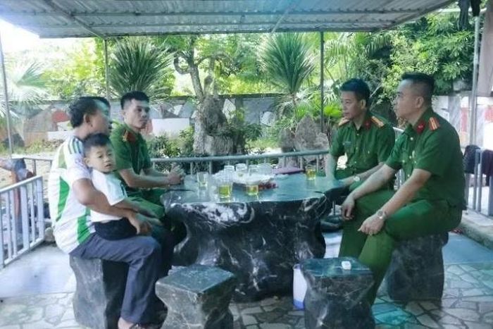 Công an và lực lượng bảo đảm ANTT cơ sở tại phường Kép, TP Bắc Ninh (ảnh trái); Công an xã Trung Lộc nắm tình hình địa bàn.