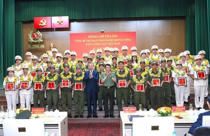 Tổng Bí thư Tô Lâm và Bộ trưởng Lương Tam Quang với các điển hình tiên tiến trong CAND và lực lượng bảo vệ ANTT ở cơ sở.