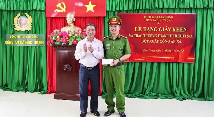 Đồng chí Lưu Trùng Dương - Chủ tịch UBND xã Đức Trọng, Tỉnh Lâm Đồng khen thưởng đột xuất cho Công an xã Đức Trọng.