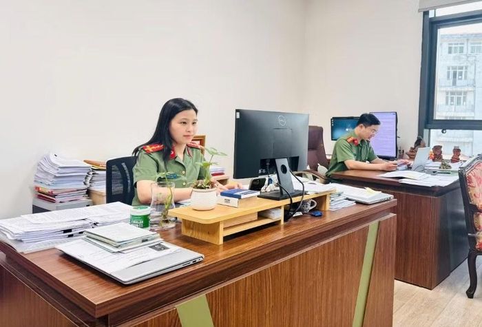 Ảnh cán bộ Văn phòng Bộ Công an làm công tác nghiên cứu, tham mưu, tổng hợp.
