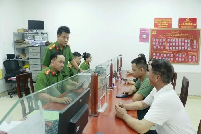 Ông Nguyễn Hữu Thắng, sinh năm 1968, làm thủ tục đăng ký xe tại Công an xã Trung Lộc, Nghệ An.