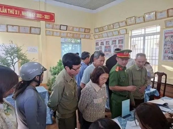 Công an xã Đức Trọng họp liên ngành (ảnh trái); Công an xã Đức Trọng tiếp công dân.