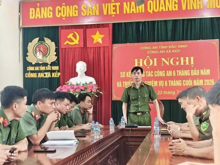 Thượng tá Nguyễn Văn Phương, Trưởng Công an phường Kép phát biểu trong hội nghị.