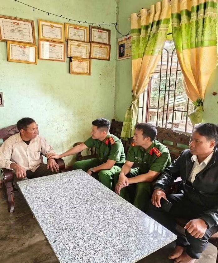 Công an xã Đức Trọng đến hiện trường nhà ông Nguyễn Thanh Hải.