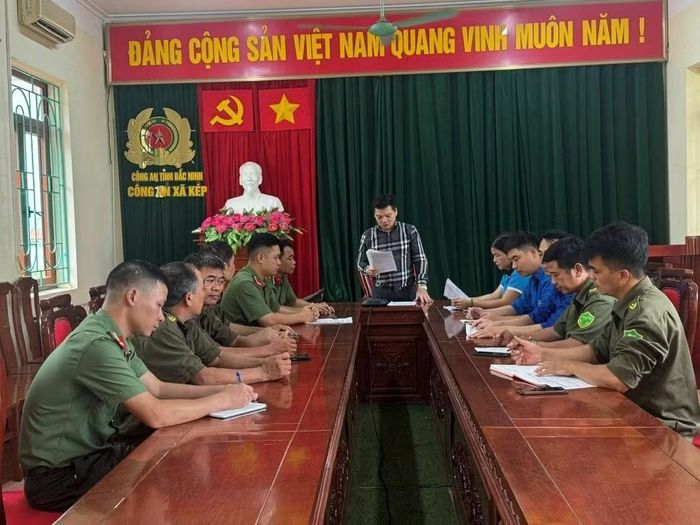 Ông Trần Công Sinh - Phó Chủ tịch UBND phường Kép, TP Bắc Ninh tại buổi họp triển khai nhiệm vụ của mô hình "Toàn dân tham gia bảo vệ ANTQ trên Không gian mạng phường Kép"