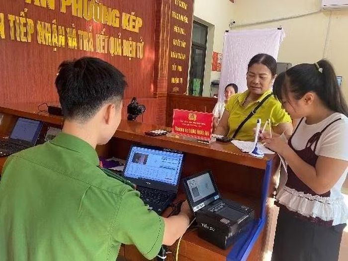 Công an xã Trung Lộc tiếp nhận, tư vấn, hỗ trợ cai nghiện ma túy (ảnh trái). Công an phường Kép tiếp và làm thủ tục trên cổng dịch vụ công cho người dân.