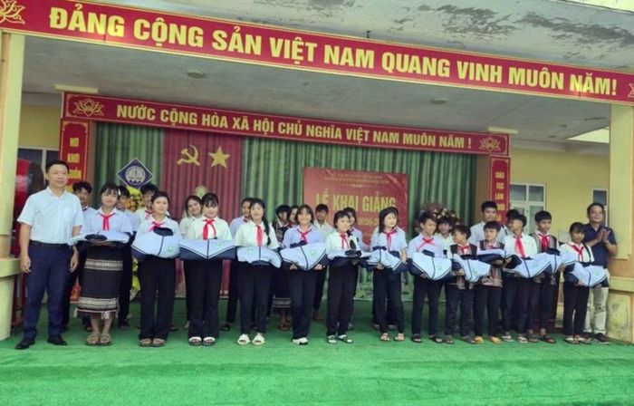  Quỹ Bảo vệ và phát triển rừng TP Đà Nẵng trao áo ấm cho các em học sinh là con của đồng bào dân tộc miền núi. 