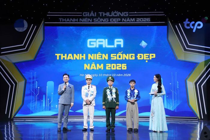 Đại uý Phạm Thế Quang (thứ 2 từ trái sang) giao lưu tại chương trình.