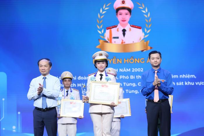 Thiếu uý Lê Hồng Ân nhận giải thưởng "Thanh niên sống đẹp".