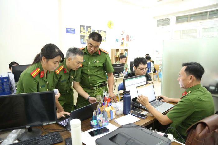 Các Tổ công tác đồng loạt tiến hành khám xét tại 6 địa điểm thuộc 5 công ty.