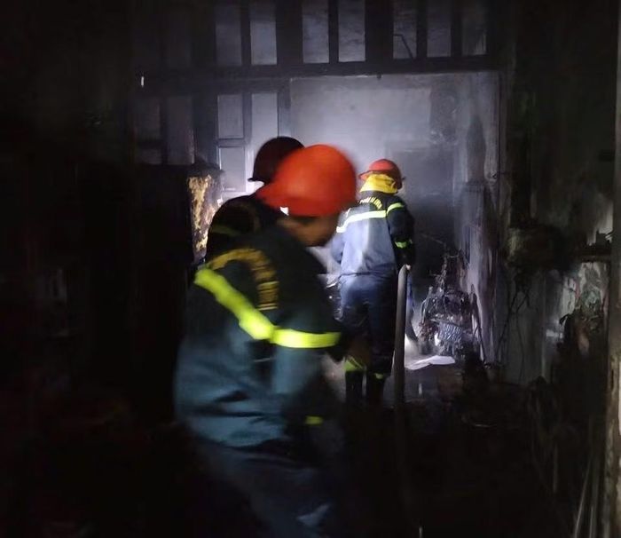 Lực lượng chữa cháy và cứu nạn cứu hộ vào phía trong căn nhà cháy để dập lửa và cứu hộ.