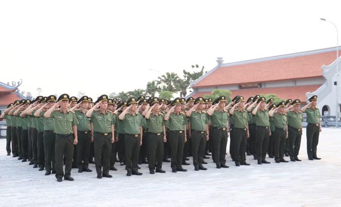 Đoàn đại biểu dâng hương tại Khu lưu niệm Anh hùng liệt sĩ CAND Bùi Thị Cúc.