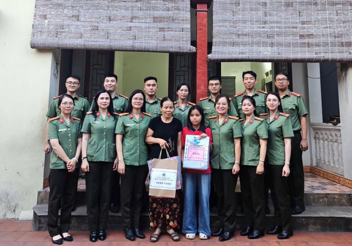 Cục Tổ chức cán bộ thăm, tặng quà gia đình cháu bé có hoàn cảnh khó khăn do Hội Phụ nữ Cục đỡ đầu tại Hưng Yên.