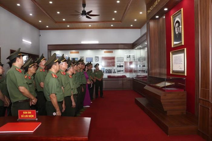 Các đại biểu tham quan Khu lưu niệm Anh hùng liệt sĩ CAND Bùi Thị Cúc.